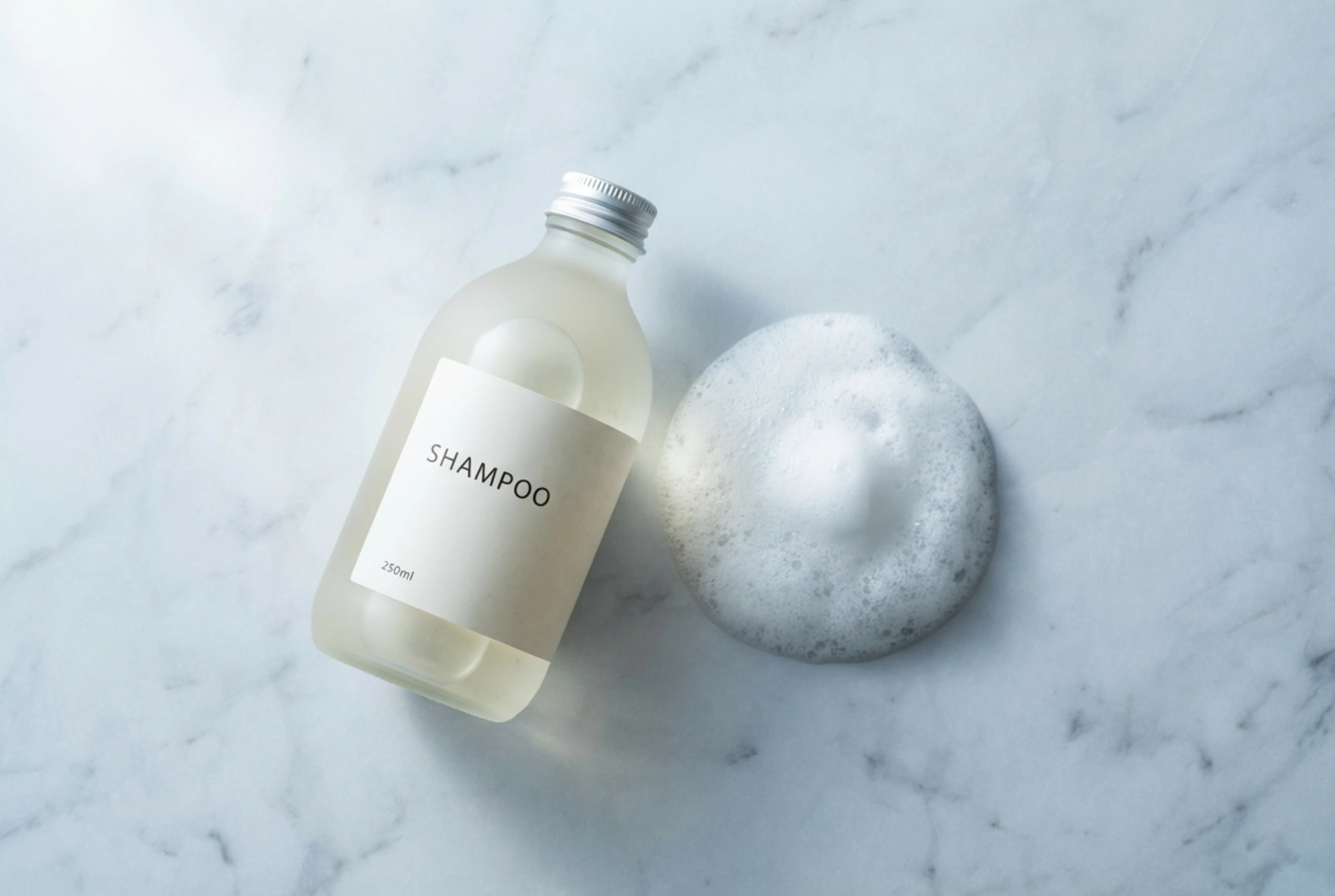 Šampon za volumen: Lagane formule i tehnike pranja za podizanje kose