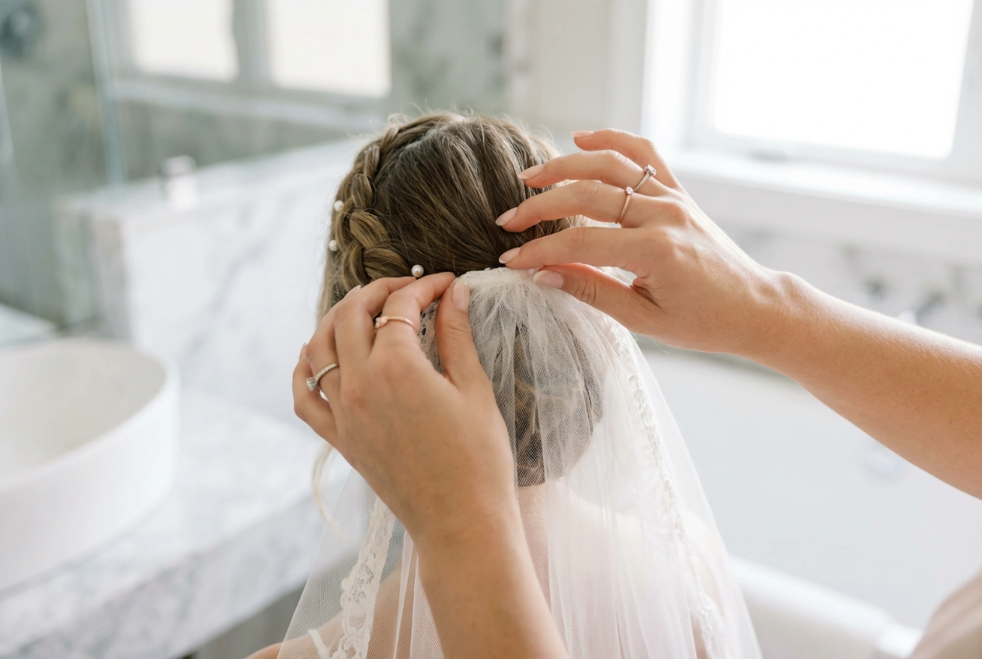 Svadbene frizure s velom: kako ga pričvrstiti i stilizirati da traje cijelu noć