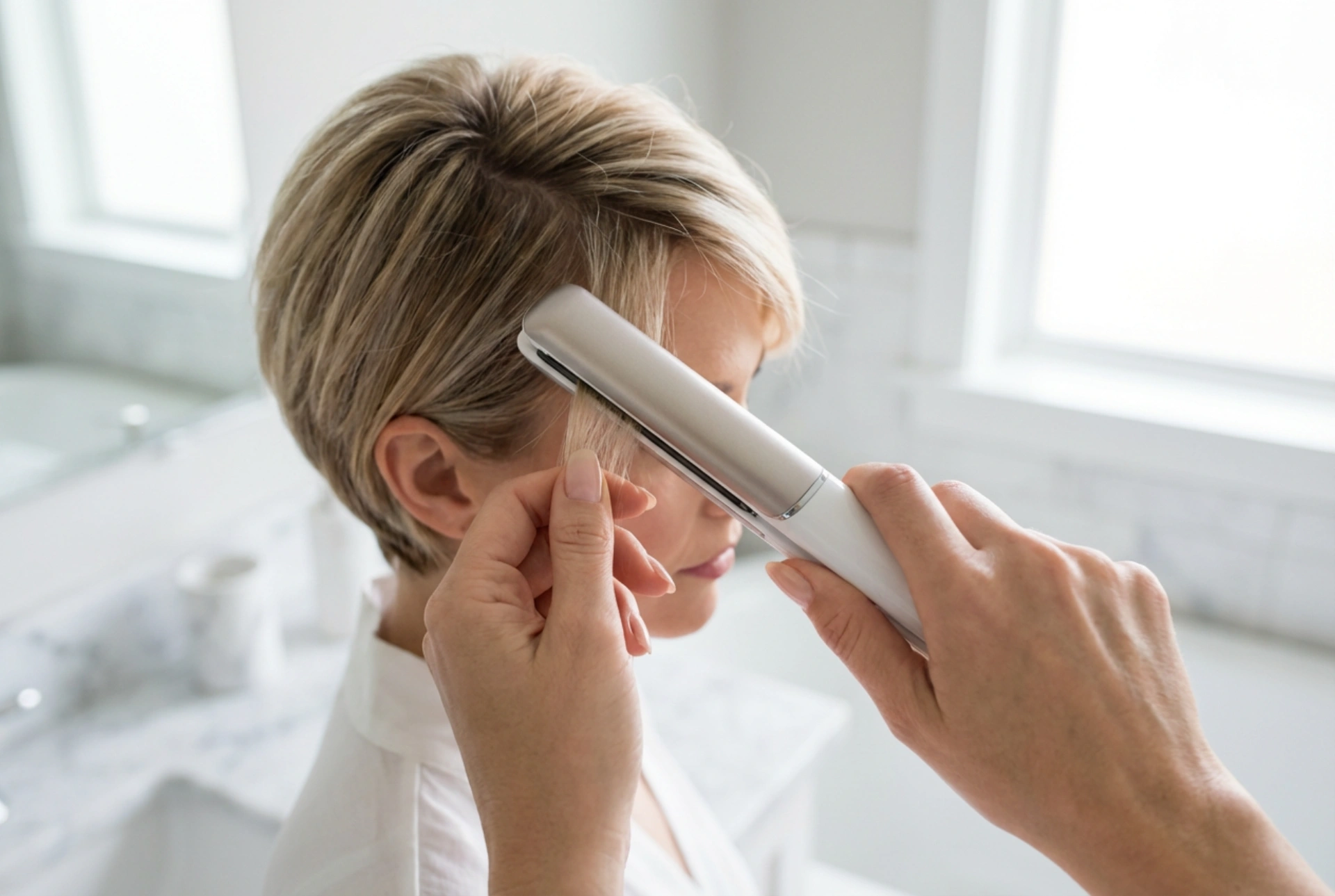 Tanka pegla za kosu: rješenje za kratku kosu, šiške i 'baby hair'