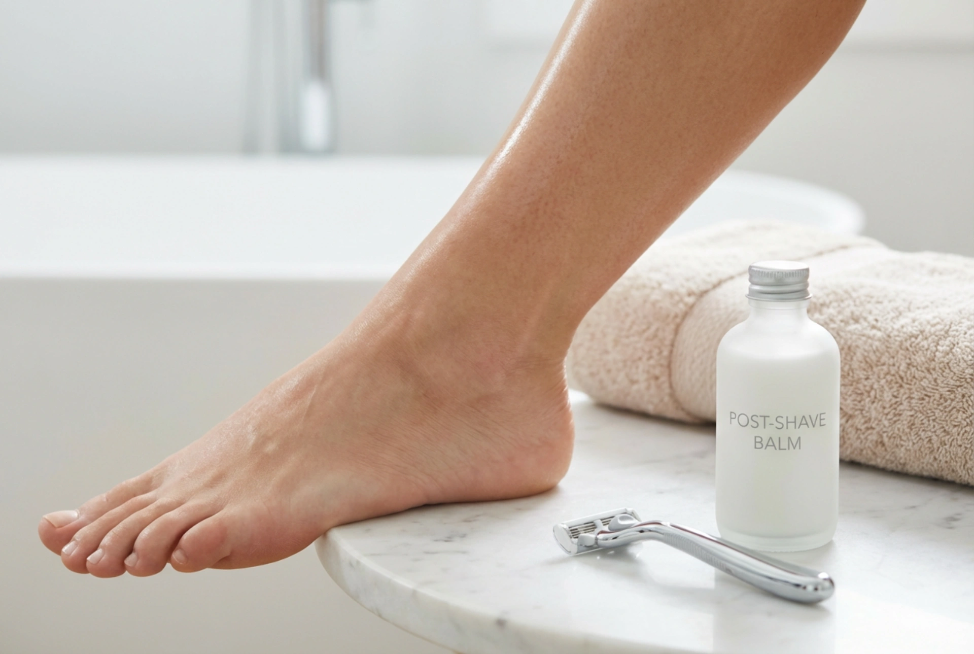 Brijanje nogu bez iritacija: Vodič za glatku kožu