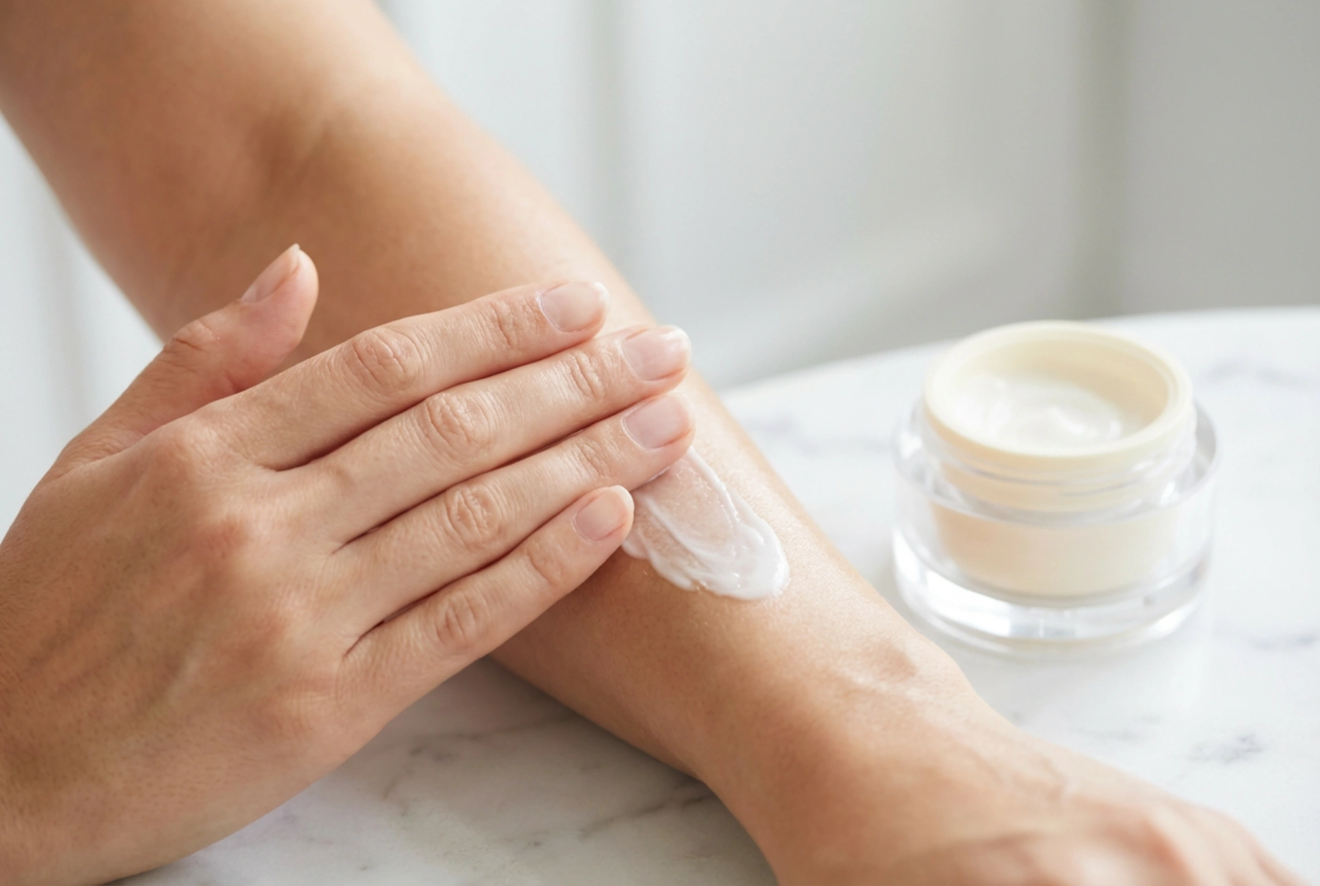 Hidratantni balzam za suhu kožu: što djeluje i kako ga koristiti