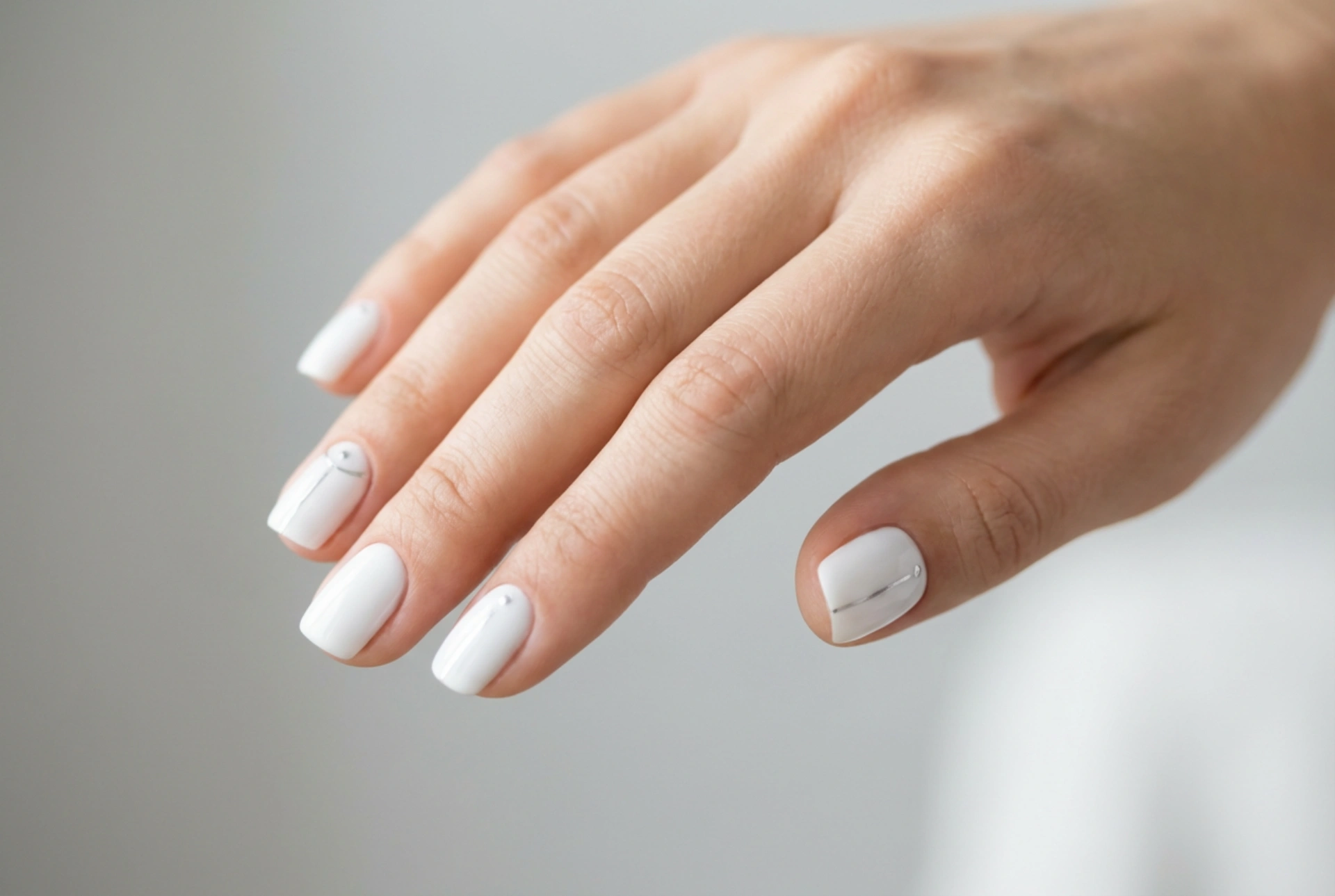 Ukrašavanje bijelih noktiju: Kako dodati elegantne detalje bez pretjerivanja