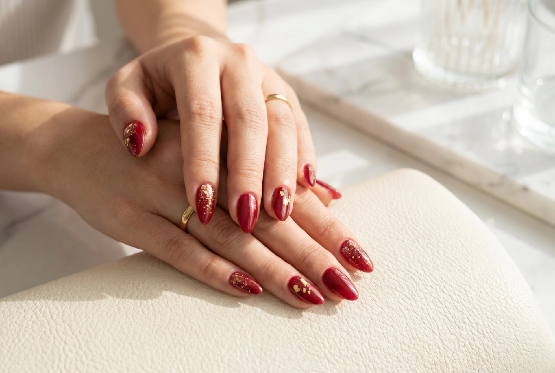 Crveni nokti sa zlatom: šljokice, folije i ukrasi korak po korak