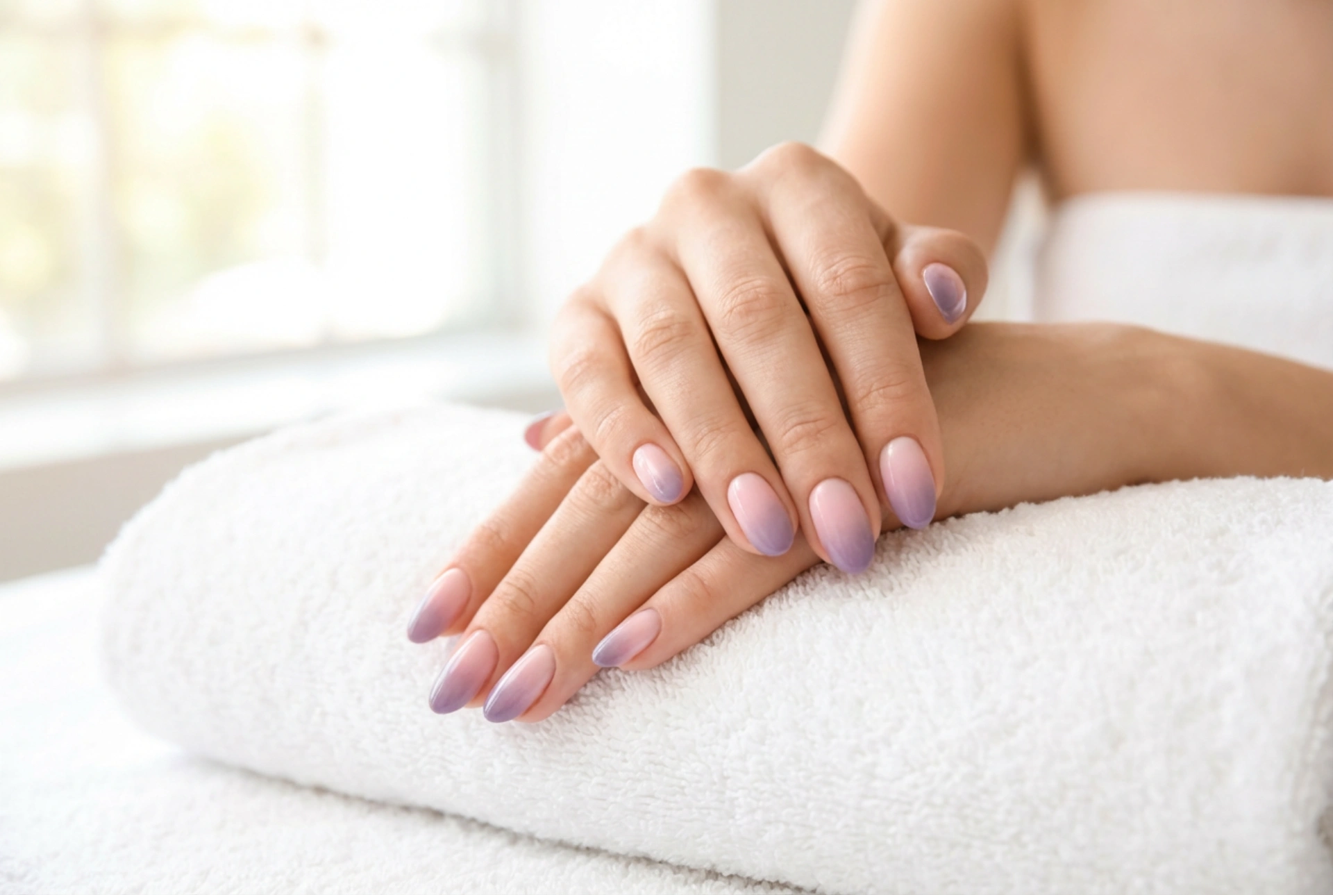 Ružičasto-ljubičasti ombre nokti: spajanje boja i glatki prijelazi