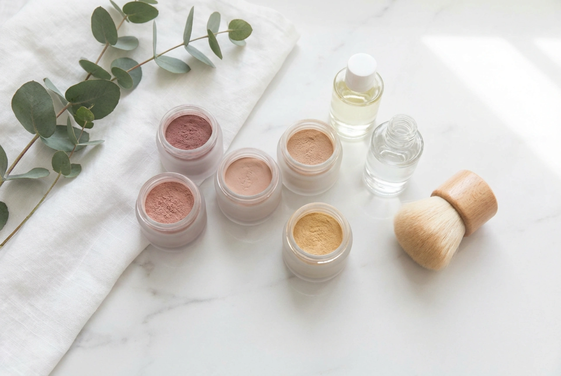 Titanska manikura: početni set, redoslijed nanošenja i učvršćivanje