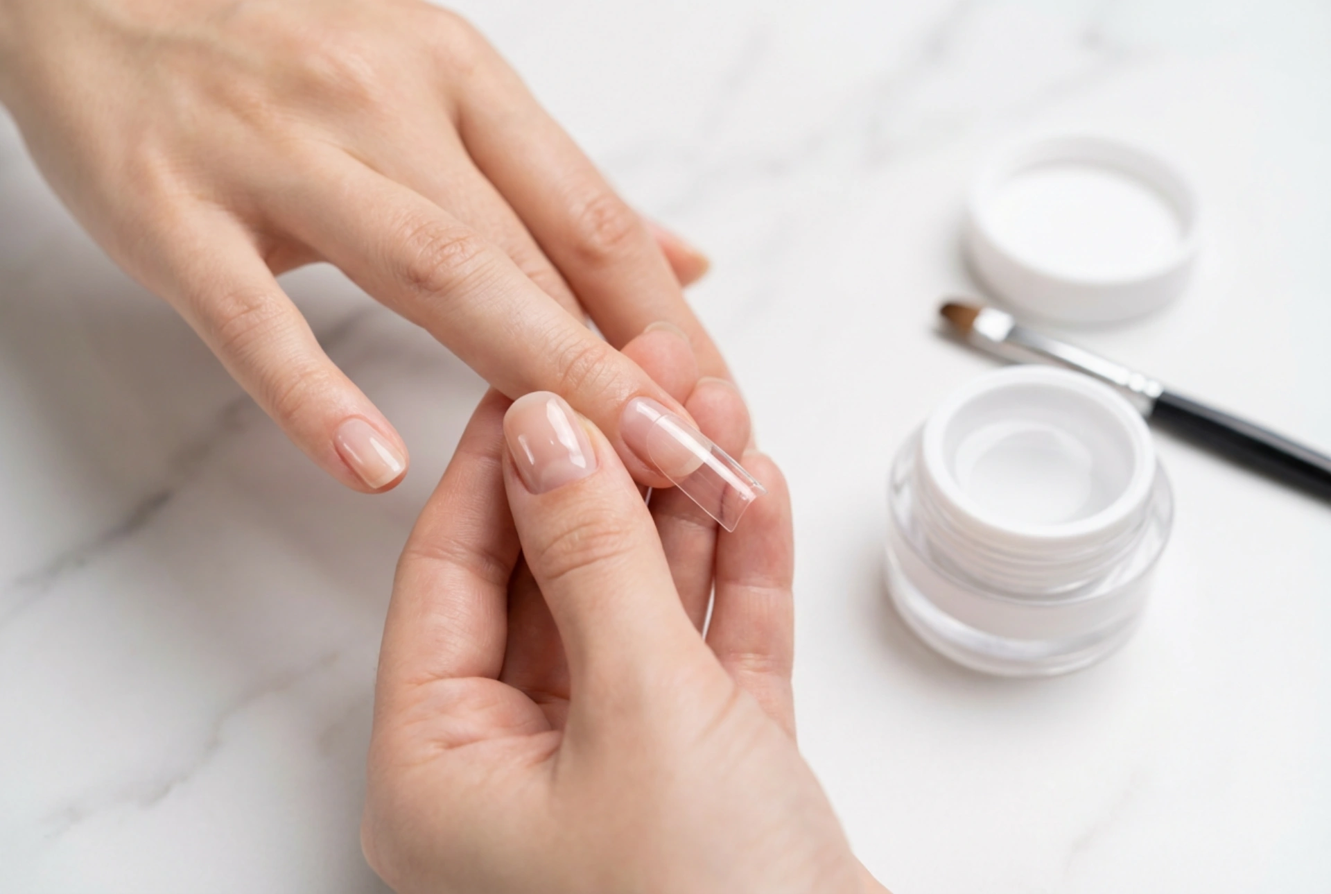 Produživanje noktiju gelom pomoću dual formi: priprema i primjena