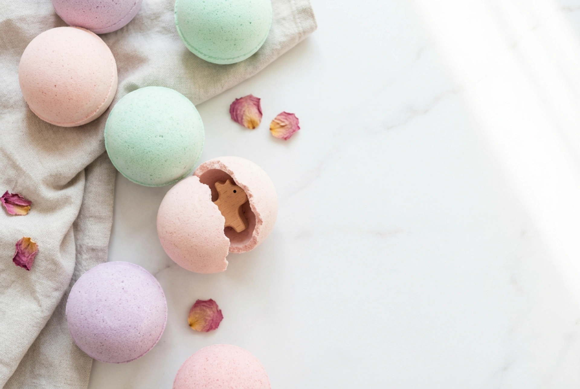 Kugle za kupanje s igračkom: kako napraviti efektno iznenađenje