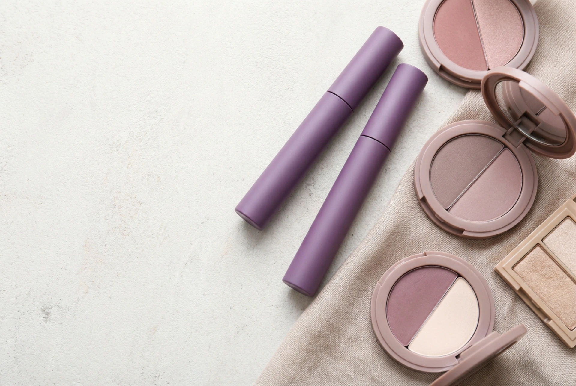 Ljubičasta maskara: s čime je kombinirati i kako je uskladiti sa šarenicom oka