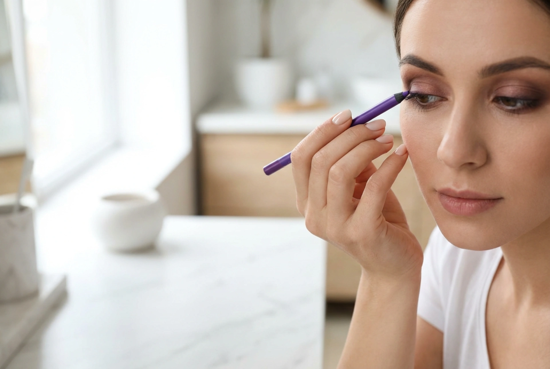 Ljubičasta olovka za oči: pomlađujući tonovi, meke linije i kombinacije sa smeđim nijansama