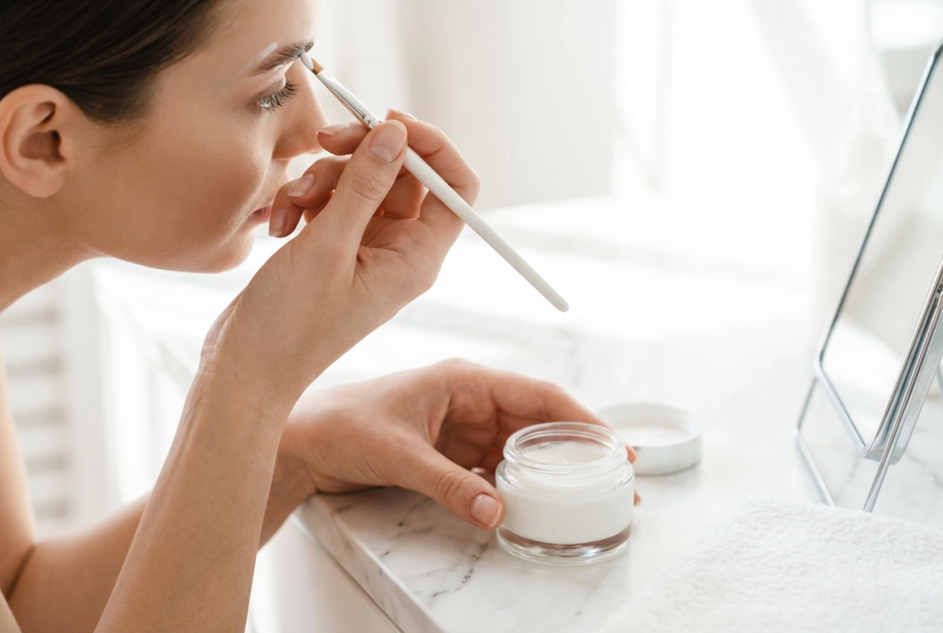 Posvjetljivanje obrva kod kuće: nježan učinak i kontrola vremena