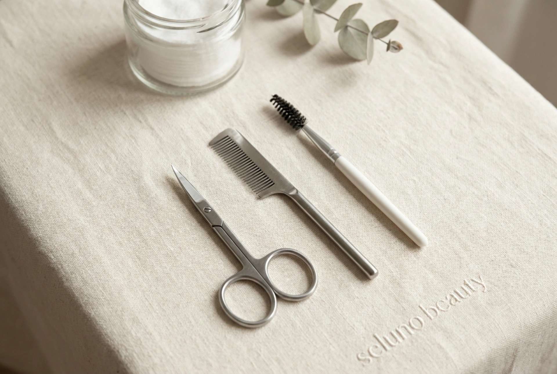 Podrezivanje obrva: škarice, češljić i precizna tehnika korak po korak