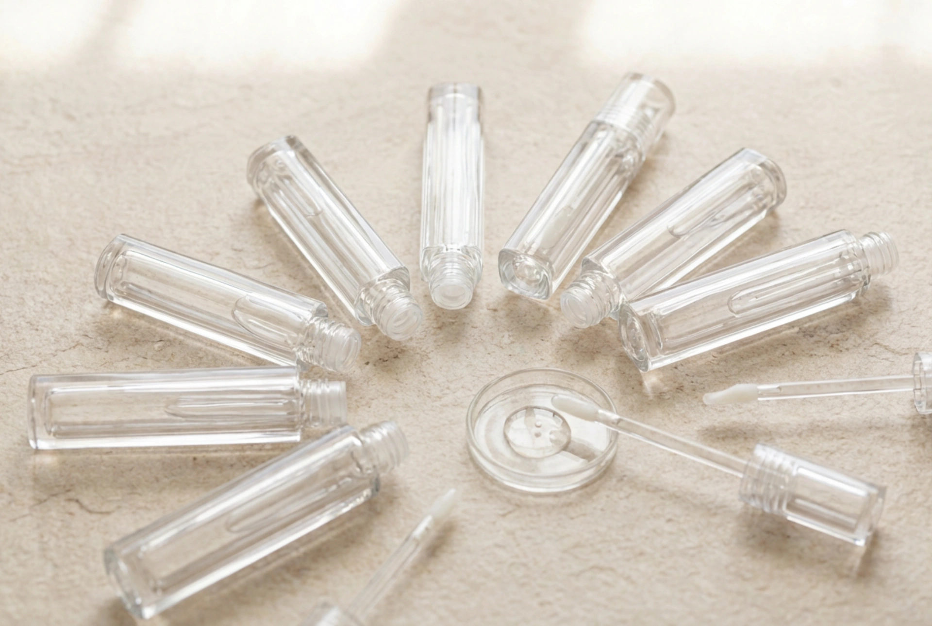 Prozirna sjajila za usne: kako odabrati formule i nositi ih samostalno