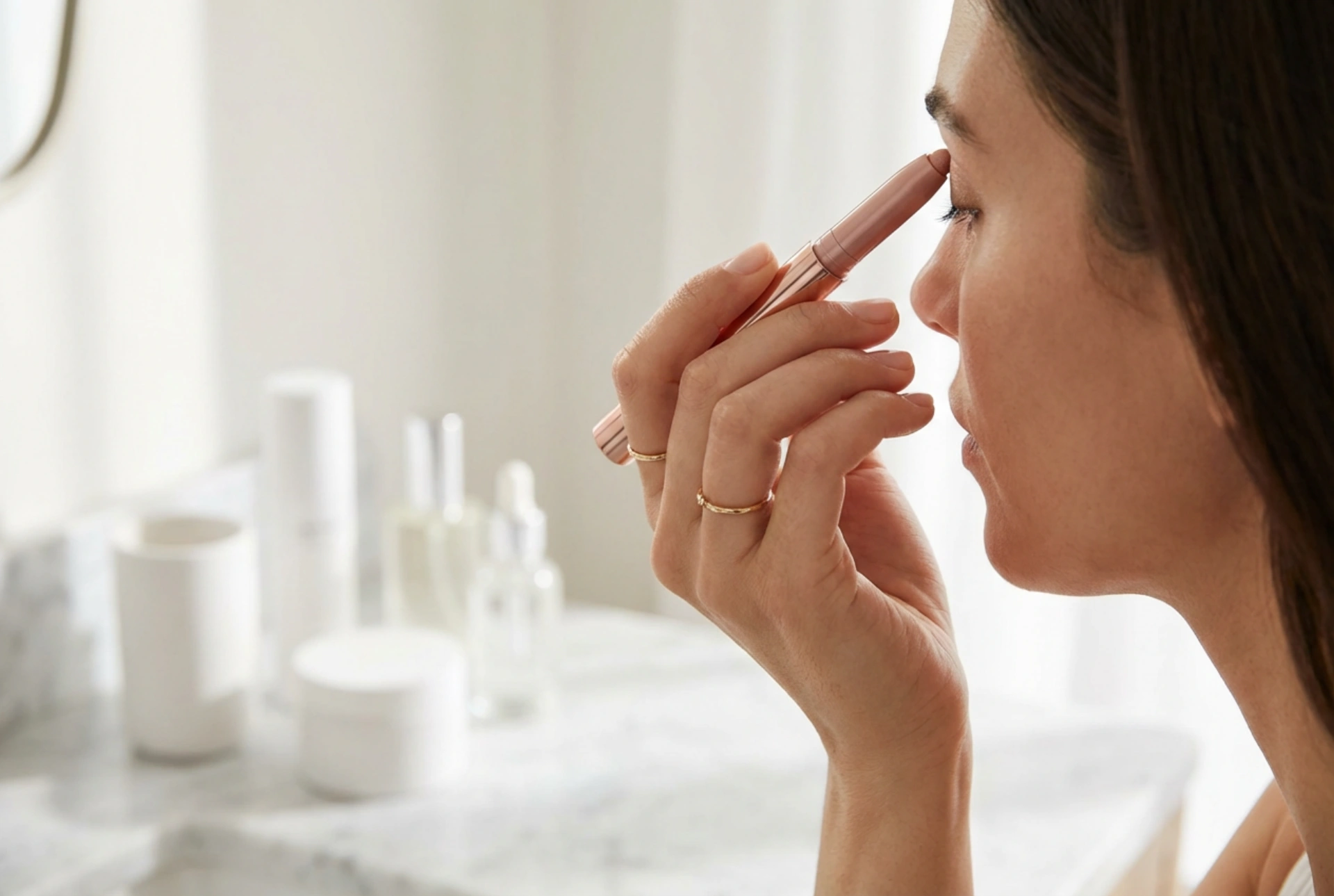 Sjenilo za oči u stiku: brzi make-up, blendanje i postojanost